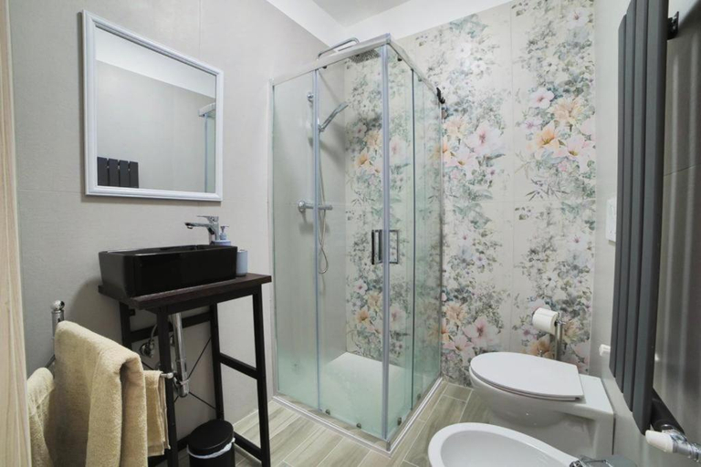 Bathroom 5, P88 guesthouse, Rome