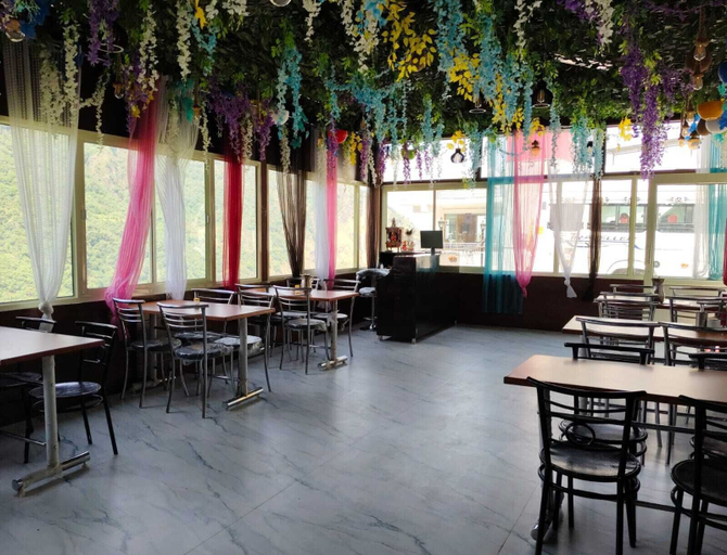 Food & Drinks, Hotel Dev Palace Kempty, Tehri Garhwal