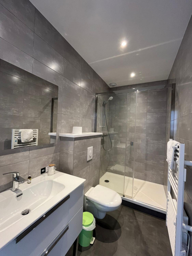 Bathroom, Logis Hotel Ancien Grand Seminaire, Cantal