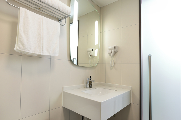 Bathroom 4, Ibis Shanghai International Tourism Resort Xiupu, Shanghai