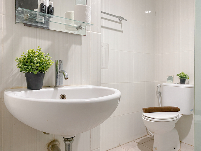 Bathroom 5, Scandinavian Minimalist 2BR at Tamansari Semanggi Apartment By Travelio, Jakarta Selatan