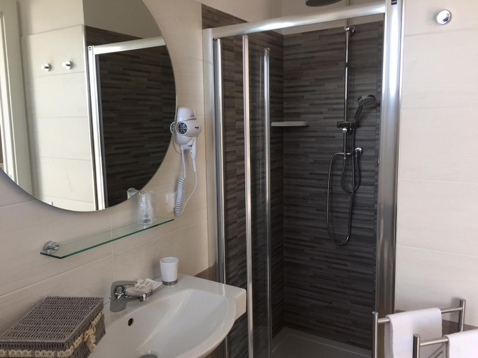 Bathroom 3, Hotel Letizia, Grosseto