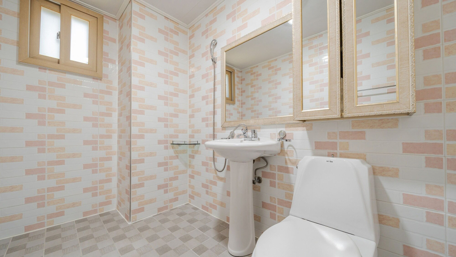 Bathroom 4, Yeongheungdo Rainbow Ocean View Pension, Ongjin