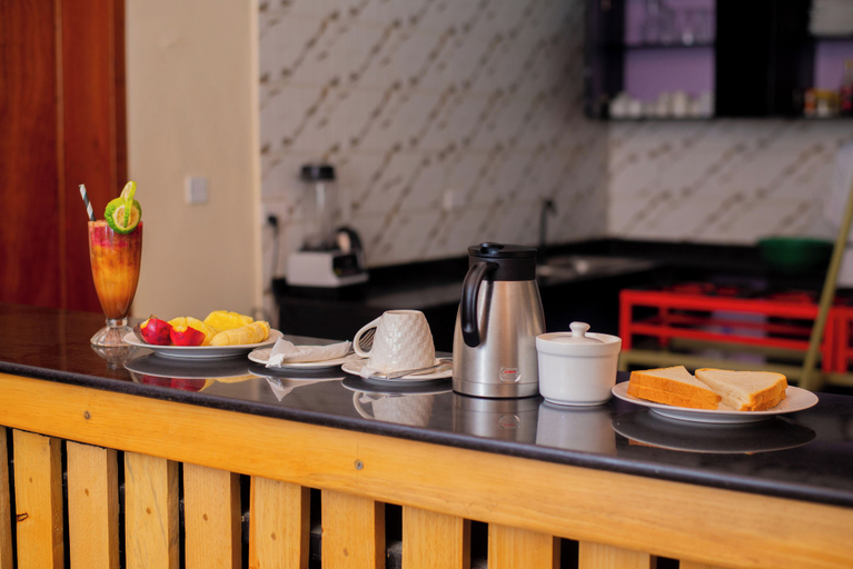 Food & Drinks 5, Rond Point Gorilla Boutique - Kinigi, Musanze