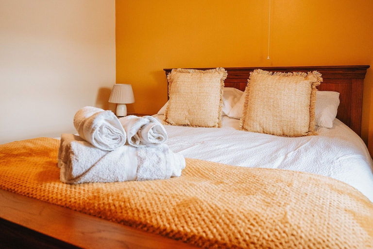 Room 4, Luxury 5-bed Farmhouse - Sleeps 8 & Hot Tub, Powys