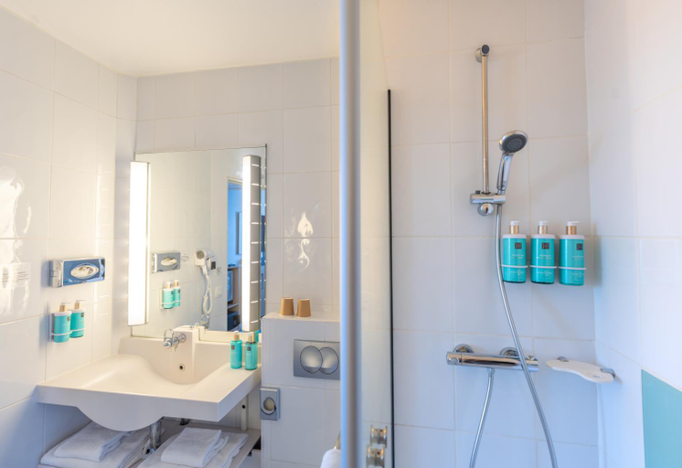 Bathroom 2, Novotel Nantes Centre Bord de Loire, Loire-Atlantique