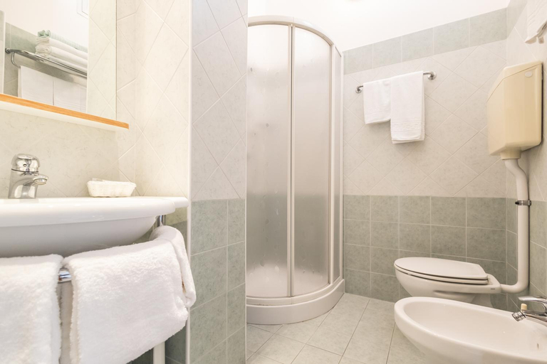 Bathroom 2, Hotel leonardo, Rimini
