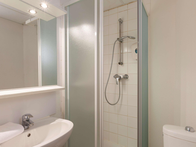 Bathroom 5, Hotel F1 Reims Tinqueux, Marne