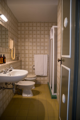 Bathroom 5, Hotel Carasco, Messina