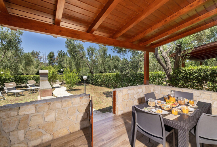 Outdoor dining 3, Apartment in Vieste With Garden, Foggia
