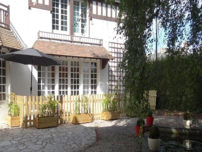 Exterior 2, Attractive Apartment in Isigny-sur-mer Near Centre, Calvados