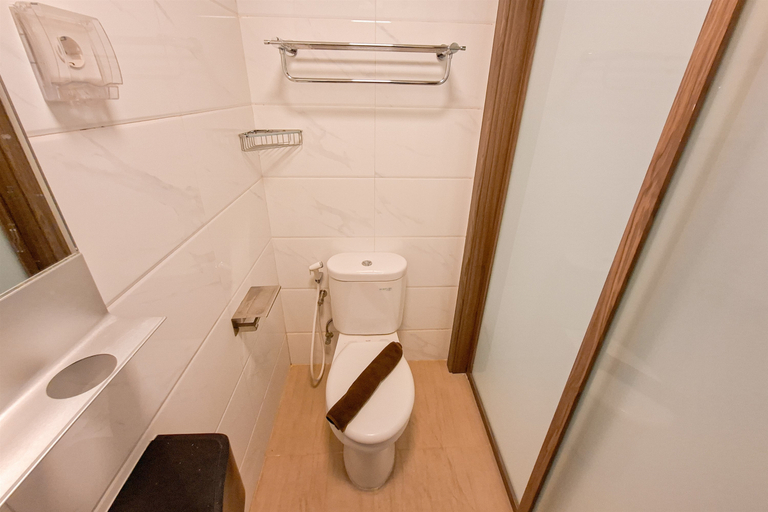 Bathroom 5, Elegant & Strategic Studio Room at Sky House BSD Apartment By Travelio, Tangerang Selatan