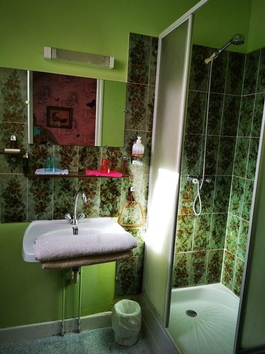 Bathroom 3, Hôtel bar b’rock, Cantal