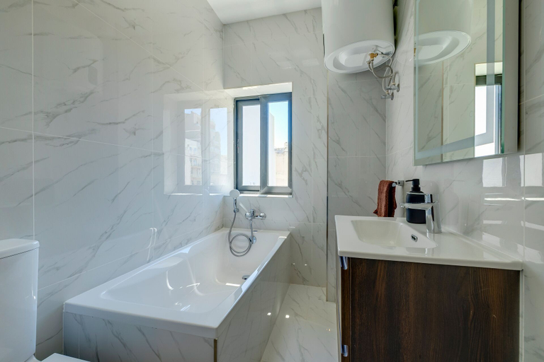 Bathroom 4, Cozy 2BR Sliema Getaway by the Water
