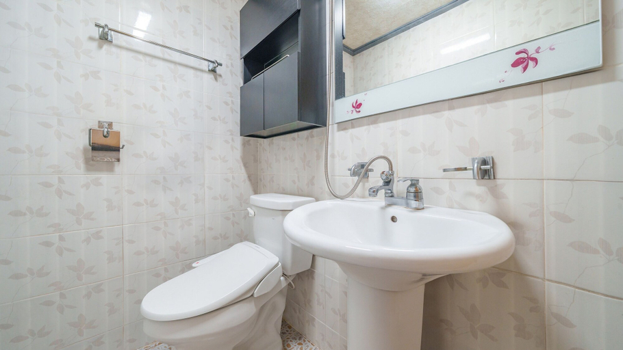 Bathroom 3, Gyeongju Silla Palace Pension, Gyeongju
