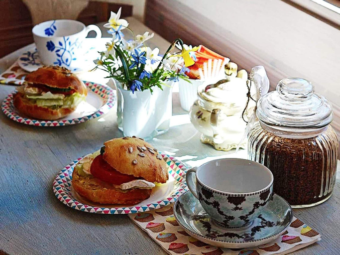 Food & Drinks 5, Tranquil Lake View Cottage-By Traum, Mark