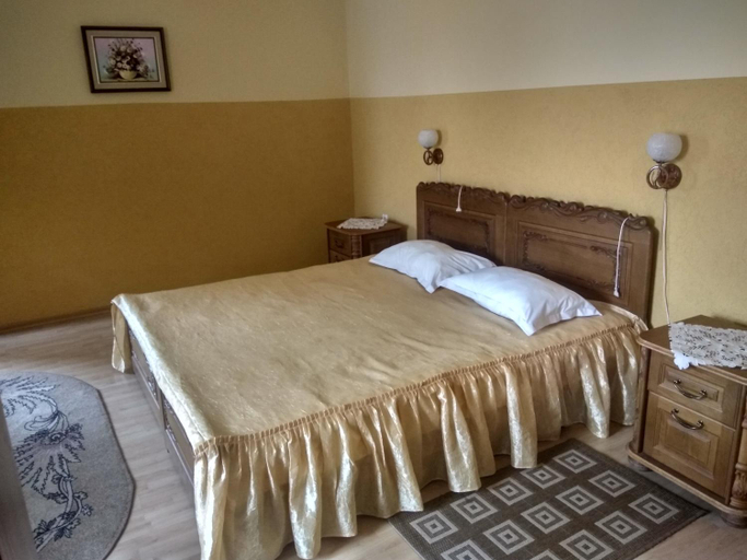 Bedroom 2, Hotel Smaragd, Nadvirnians'kyi