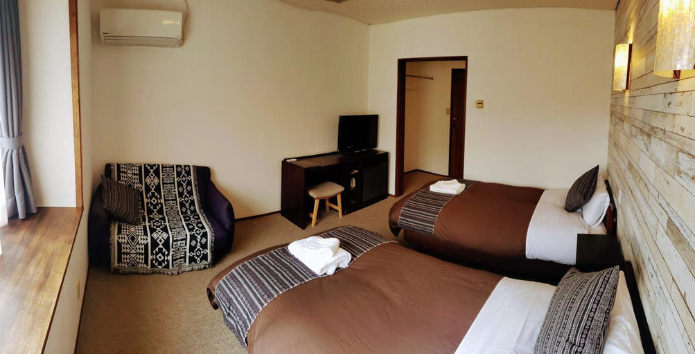 Bedroom 1, WhiteTree Lodge, Shinano