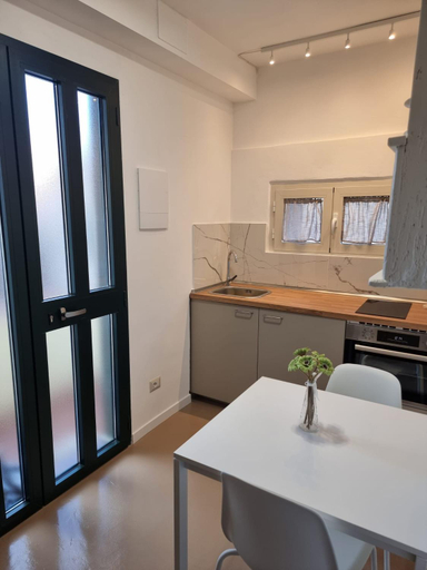 Facilities 5, La casina sul fiume, Prato