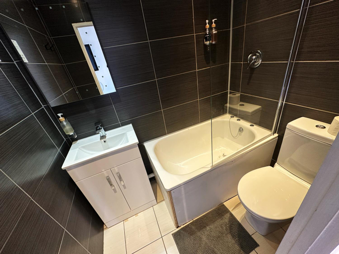 Bathroom 4, Somerset Hotel, London