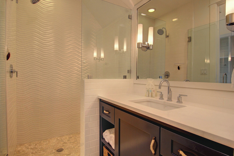 Bathroom 4, Salt and Light 192 RO, Nueces