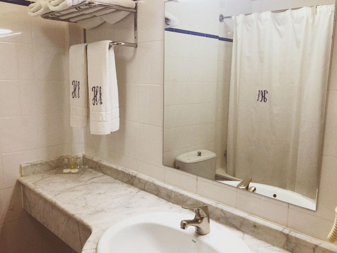 Bathroom 3, Hotel Rebeco, Cantabria
