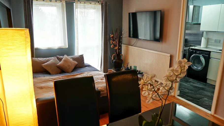 Others 5, North London Apartment - Edmonton, London