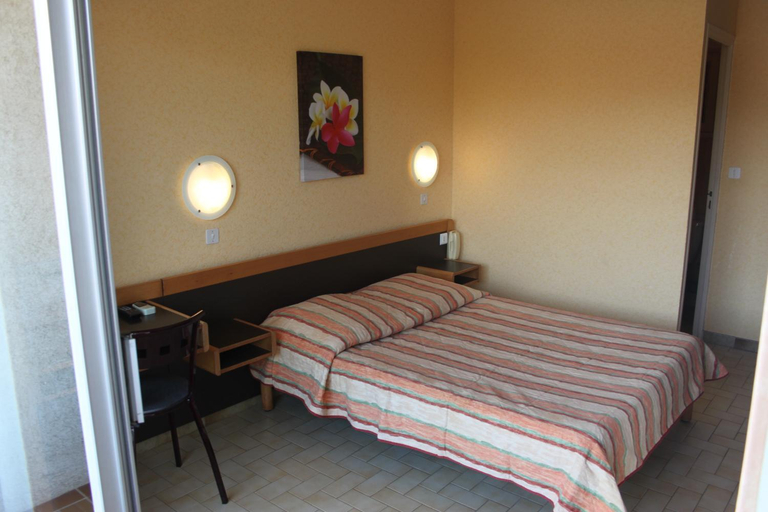 Bedroom 2, Hotel de la plage, Var