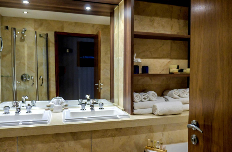 Bathroom 4, The Big Blue Hotel - Blackpool Pleasure Beach, Lancashire