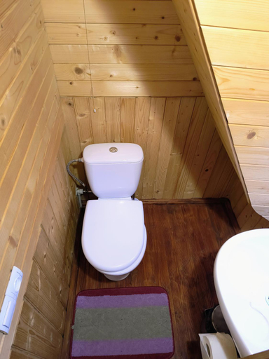 Bathroom 2, Na Hutori, Nadvirnians'kyi