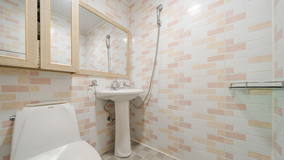 Bathroom 3, Yeongheungdo Rainbow Ocean View Pension, Ongjin