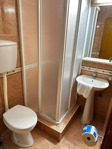 Bathroom 3, Central Hotel