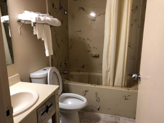 Bathroom 5, Briarwood Inn, Jefferson