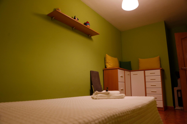Bedroom 2, Piso exterior completo a 20' de Barcelona. , Barcelona
