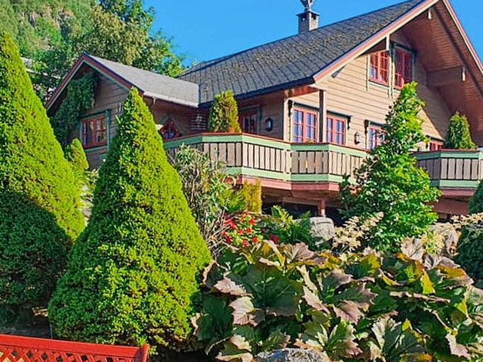 Exterior & Views