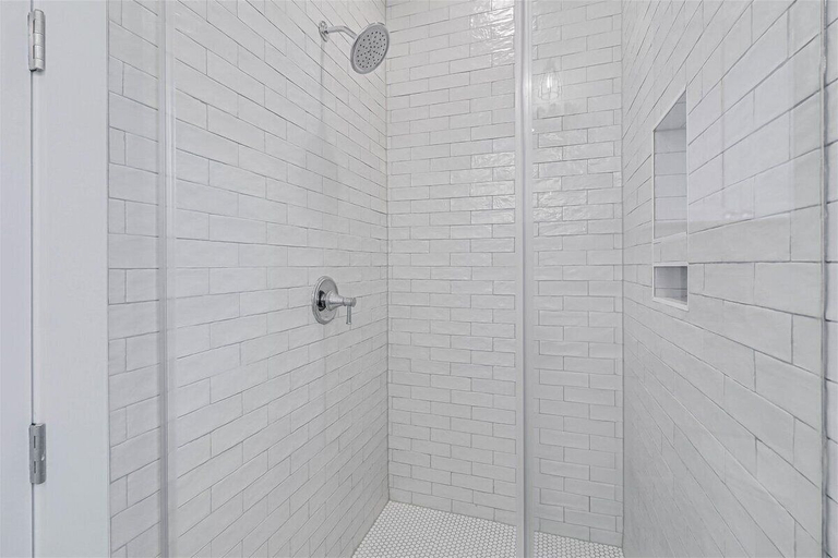 Bathroom 3, Bird Feather 160tai - C, Nueces