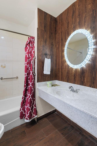 Bathroom 2, Villa Park Motel, Orange