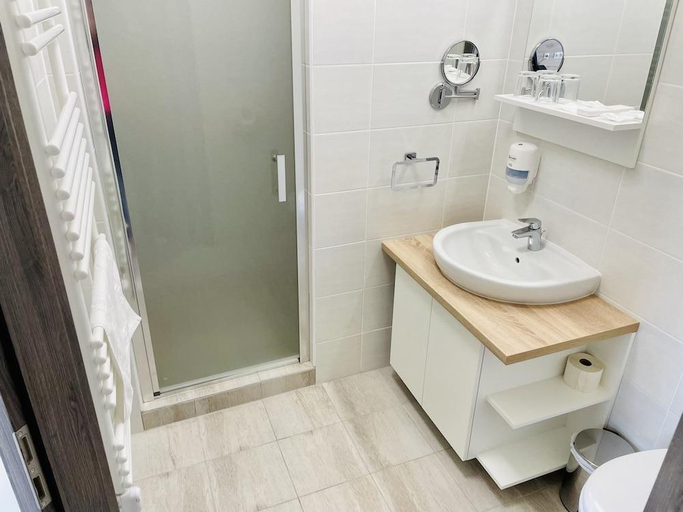 Bathroom 4, Gyirmot Sport & Wellness Hotel, Győr