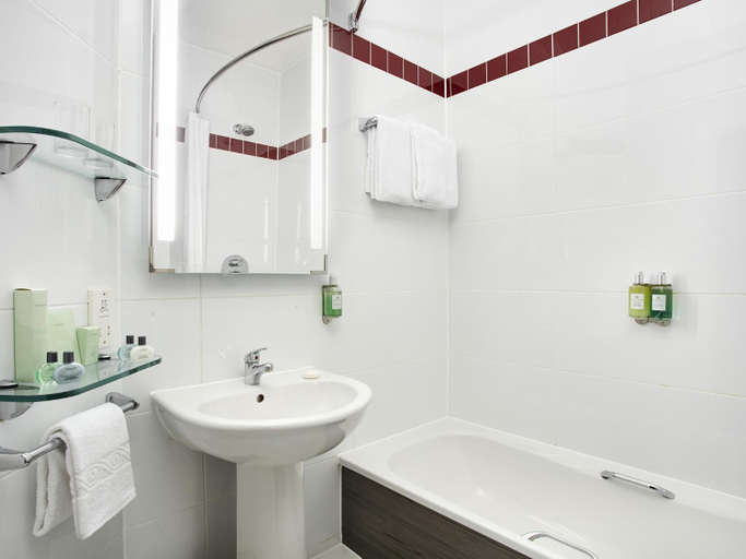 Bathroom 5, Leonardo Hotel Southampton, Southampton