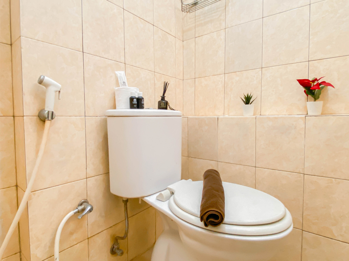 Bathroom 5, Minimalist Studio Apartment at Margonda Residence 2 By Travelio, Depok