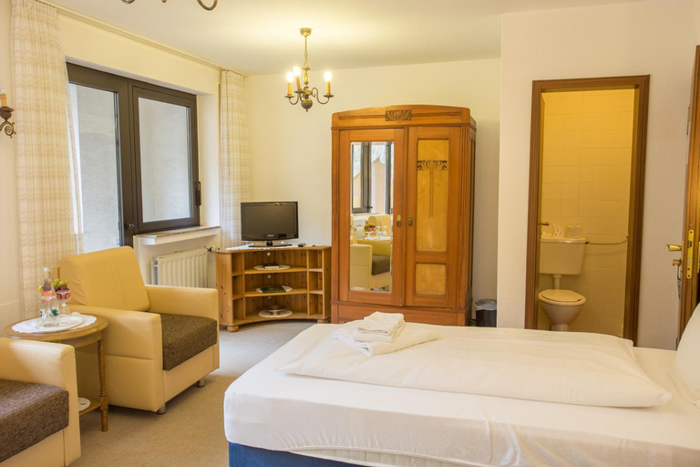 Bedroom 3, Hotel Hirsch, Ortenaukreis