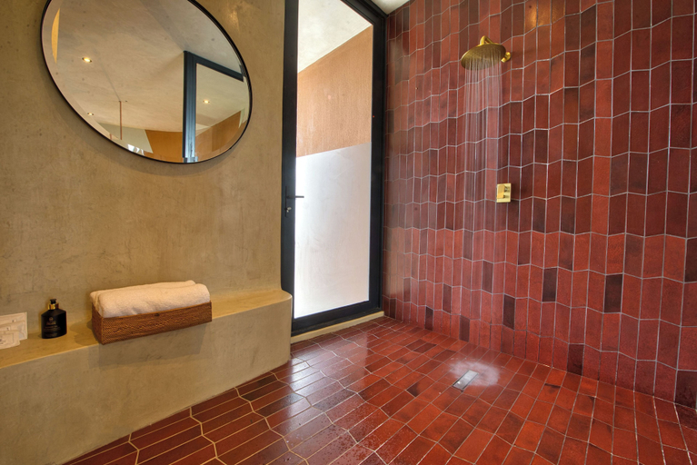 Bathroom, The Ekipa, Uuvudhiya