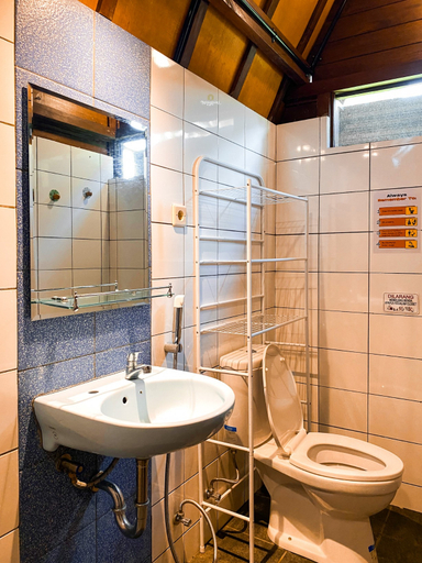 Bathroom 5, AA - 77 by Nginapsini, Bogor