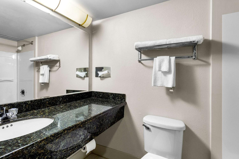 Bathroom 4, Quality Inn & Suites Altoona, Blair