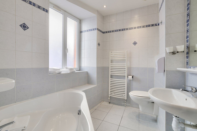 Bathroom 4, Hôtel Lépante, Alpes-Maritimes