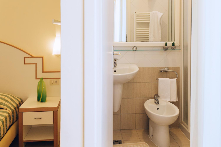 Bathroom 3, Punta De L'est, Chieti