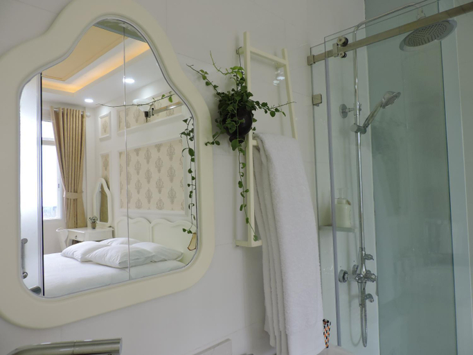 Bathroom 5, Chez Lotus Rose, District 4