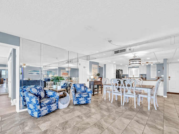 Food & Drinks, Watercrest 103, Bay