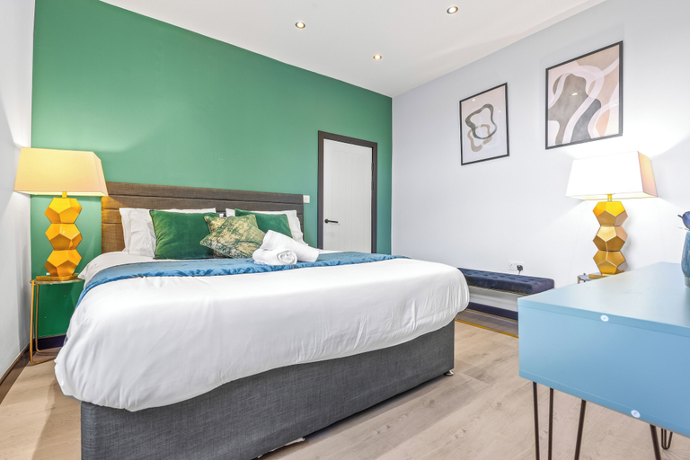 Room 4, Superb 3bed Fulham Palace Retreat, London