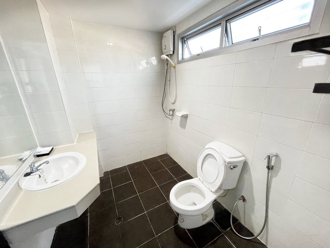 Bathroom 5, Laemchabang City Hotel, Si Racha